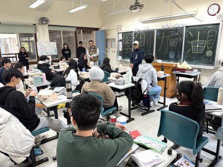 115學年度學測18日進行第2天考試，教育處長王禮民會同馬中校長謝崇耀問候考生，轉達縣長王忠銘的關心。（圖／文：王致潔）