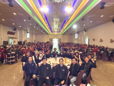 慶祝119消防節暨創局25週年，消防局舉行慶祝大會暨表揚典禮，由縣長王忠銘表揚年度鳳凰獎得主、消防楷模及資深同仁，向其致上最高敬意。（圖／文：王致潔）