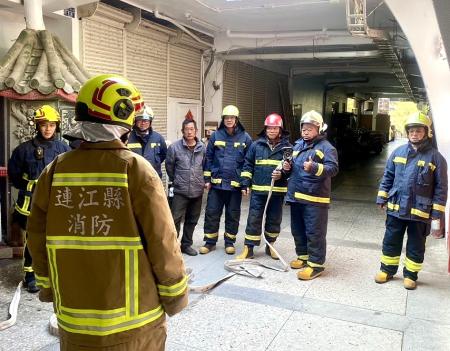 春節將至，東莒分隊會同義消前往福德宮辦理消防搶救演練，熟悉通報、滅火與救援動線，守護年節公共安全。（圖／文：蔡夢玲）