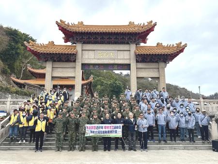 年終大掃除啟動，縣府19日在馬港天后宮舉辦誓師大會，縣長王忠銘、指揮官尹昌榮號召軍民鄉親齊心動起來，一同乾淨過好年。（圖／文：王致潔）