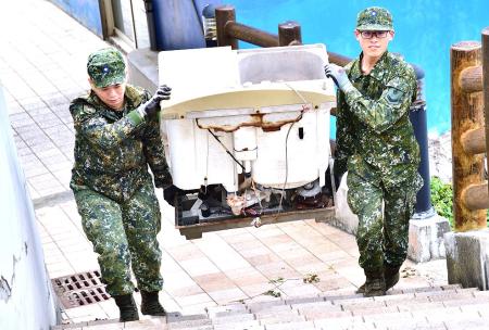 東引鄉115年年終大掃除開跑，19日上午在聯合辦公大樓廣場舉行誓師大會，軍民齊聚展現清淨家園的決心。（圖／文：陳其敏）