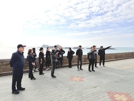 城市美學專家委員及台灣設計研究院團隊昨日來馬現地會勘，並與縣長王忠銘就馬祖城市美學升級方向進行交流與討論。（圖：產發處）