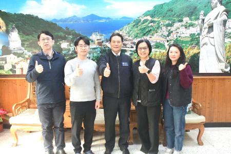 連江縣首位公費眼科醫師林文智1月起返鄉服務，王忠銘勉其發揮所長，為鄉親服務。（圖／文：王致潔）