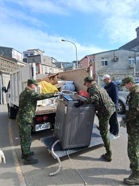 東莒115年年終大掃除昨（19）日啟動，軍方支援20名官兵與公所人員合力清運大型廢棄物與閒置雜物，協助鄉親除舊佈新迎接乾淨清爽新年。（圖／文：蔡夢玲）