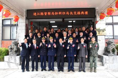 縣長王忠銘主持警察局卸、新任局長交接布達典禮，由卸任局長陳保安將印信正式交接給新任局長孫成儒。（圖／文：王致潔）