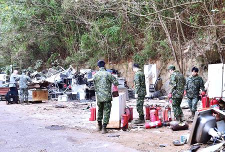 東引鄉年終大掃除進入第二天，國軍官兵與鄉公所清潔隊不畏低溫，合力清運廢棄物，為社區除舊佈新。（圖／文：陳其敏）