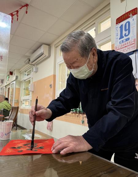 大同之家舉辦一年一度的寫春聯活動，讓長輩們在寒冬中的感受到暖暖溫馨氛圍，一同歡喜迎新春。（圖／文：王致潔）