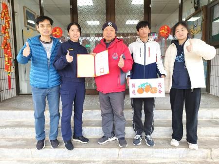 介壽與中正國中小師生昨前往縣警局、南竿警察所及公車處等單位致贈年節水果與感謝狀，向辛勤付出的同仁表達感謝。（圖：介壽國中小、中正國中小）