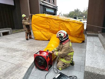 農曆春節將至，消防局第一大隊於147辦理高樓消防演練，配合無人機與消防機器人，全力守護春節期間公共安全。（圖：連江縣消防局）