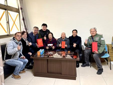 福澳村林春仁先生歡慶93歲大壽，縣長王忠銘等人特登門祝壽，關心其生活近況，並獻上誠摯祝福。（圖／文：王致潔）
