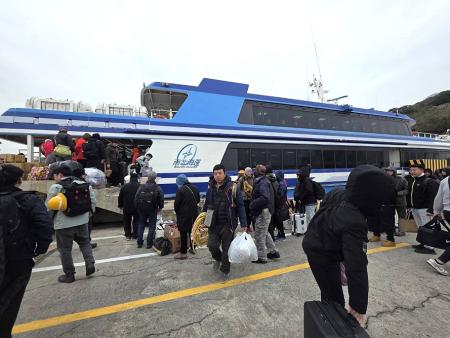 莒光航班在停航2天後開航，青帆碼頭湧入大量物資及往返人潮，呈現冬日西莒碼頭難得的景象。（圖／文：宋幸儒）