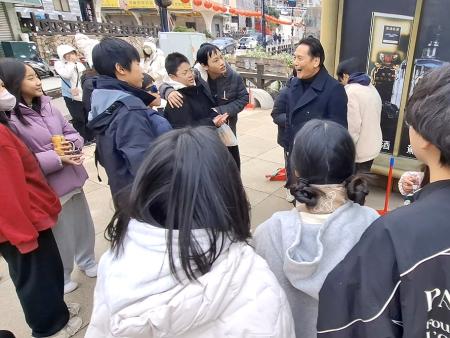 介壽國中休業式前結合環教，安排師生參與社區大掃除，落實公民責任，縣長王忠銘前往鼓勵，肯定學生為社區帶來正向改變。（圖：縣府）