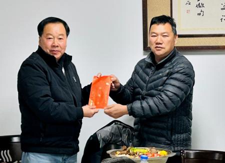 慶祝119消防節，連江縣議長張永江致贈加菜金慰勉東引消防隊與義消人員，肯定第一線救災救護工作的付出。（圖：連江縣議會）