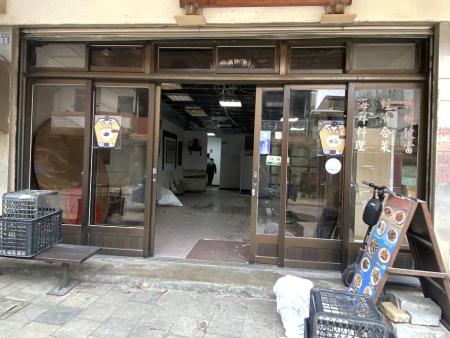 復興路上原有店面目前已進行內部拆除作業，為後續連鎖超商進駐進行整備。（圖／文：鄭禮頤）