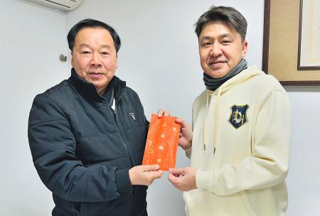 連江縣議長張永江致贈東引指揮部春節加菜金，慰勞戍守離島的國軍官兵辛勞付出，由馮少毅指揮官代表接受。（圖：連江縣議會）