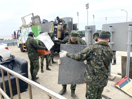 北竿年終大掃除最後一天清潔行動前往白沙村，軍民合力清運大型廢棄物。（圖／文：鄭禮頤）