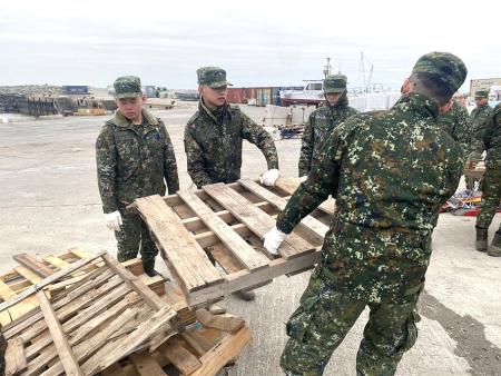 頂寒風整環境　致敬馬祖守護英雄。（圖：王致潔、陳其敏、鄭禮頤、宋幸儒、蔡夢玲）