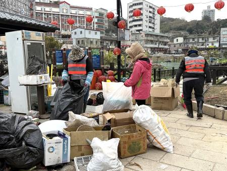 頂寒風整環境　致敬馬祖守護英雄。（圖：王致潔、陳其敏、鄭禮頤、宋幸儒、蔡夢玲）