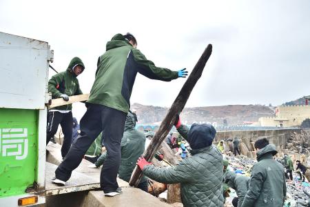 頂寒風整環境　致敬馬祖守護英雄。（圖：王致潔、陳其敏、鄭禮頤、宋幸儒、蔡夢玲）