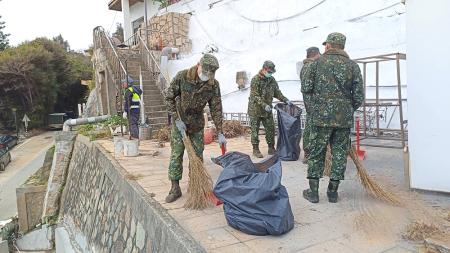 頂寒風整環境　致敬馬祖守護英雄。（圖：王致潔、陳其敏、鄭禮頤、宋幸儒、蔡夢玲）