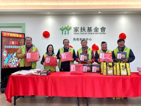 馬祖家扶攜手扶幼委員會將年菜與物資送給需要陪伴的家庭，以實際行動傳遞暖心祝福。（圖：馬祖家扶中心）