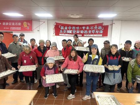 田澳社區發展協會辦理「捏出幸福味．守住不受騙」魚餃DIY暨防詐騙宣導活動，邀請鄉親一起動手製作魚餃，品嚐馬祖傳統的好滋味。（圖／文：宋幸儒）