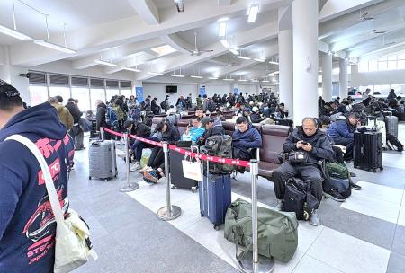 「臺馬之星」在連續停航5天後，24日靠泊中柱港，下船與上船旅客數近400人，以收假與休假官兵占多數。（圖／文：陳其敏）