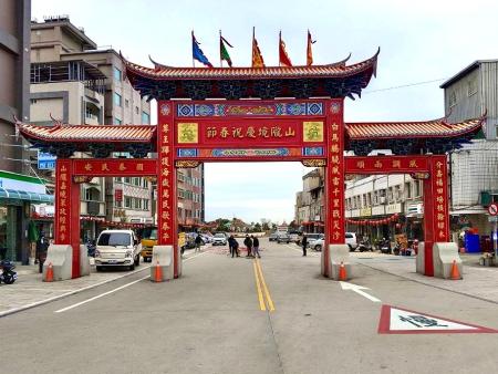 山隴境115馬年迎新春牌樓順利完工，華麗且大氣的裝飾展現出洋洋喜氣，也象徵年節序曲正式響起。（圖／文：王致潔）