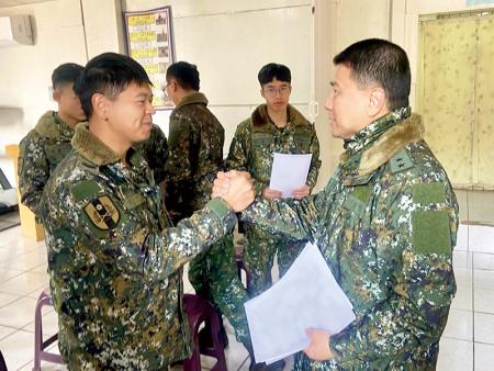 指揮官前往亮島守備隊關懷官兵執勤及生活狀況。