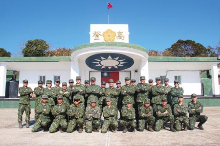 指揮官與高登守備隊全體官兵合影。