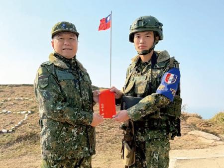 指揮官慰勉亮島官兵。