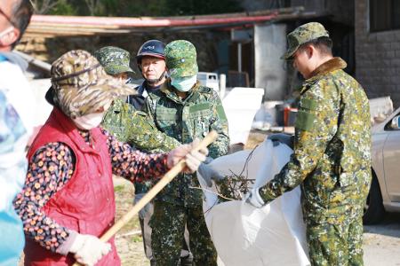 官兵和鄉親一同清潔家園。