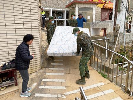 官兵幫忙鄉親清理大型廢棄物。