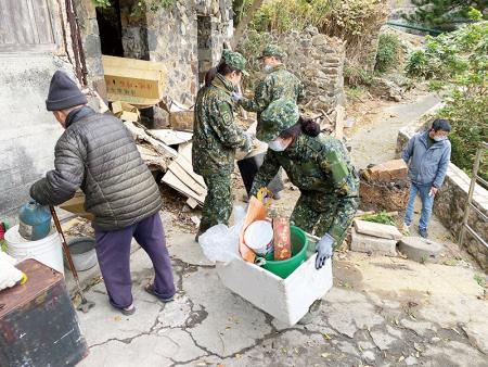 官兵協助鄉親垃圾分類清運。