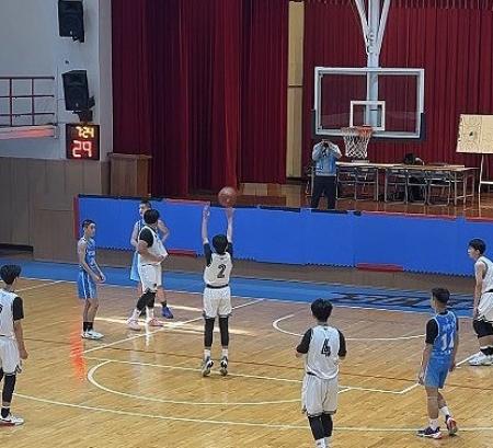 114學年度國中籃球乙級聯賽北區複賽，介壽國中首戰不敵竹市建華國中。（圖：介壽國中小）