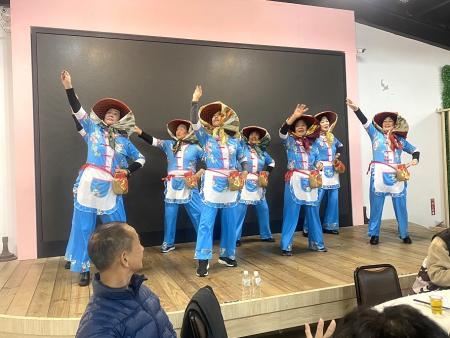 北竿婦女會歲末餐會中安排走秀、舞蹈及歌唱等節目，展現自信與活力，現場氣氛熱絡。（圖／文：鄭禮頤）