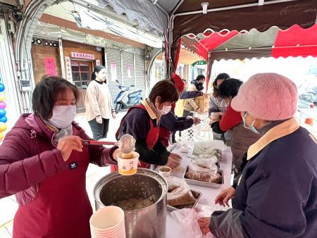 慶祝法寶節暨紀念佛陀成道日，國際佛光會馬祖分會分享臘八粥結緣。（圖／文：馮紹夫）
