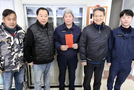 連江縣議長、同時也是連江縣警察之友會理事長張永江、警察局長孫成儒致贈東引警察所春節加菜金，慰勉員警同仁堅守崗位、守護地方治安。（圖：連江縣議會）