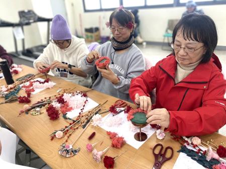 配合新年到來，橋仔社區發展協會辦理永生花手作活動，參與者動手完成充滿年節氣息的作品。（圖／文：鄭禮頤）