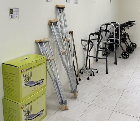 北竿輔具服務便利站提供諮詢、試用、評估及租借服務，並可安排專業治療師到宅評估或線上申辦，方便民眾申請與使用。（圖：民社處）