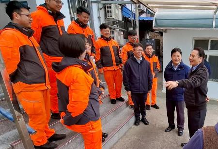 農曆春節將至，縣長王忠銘慰問海巡、岸巡並致贈水果禮盒，提前祝賀新春平安順遂。（圖：縣府）