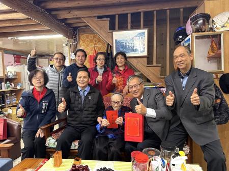 縣長王忠銘一行登門為復興村劉菊金女士賀壽。依嬤雖高齡近百仍談吐清晰，那份開朗健康的生命力，正是馬祖長壽之島的最佳見證。（圖／文：王致潔）