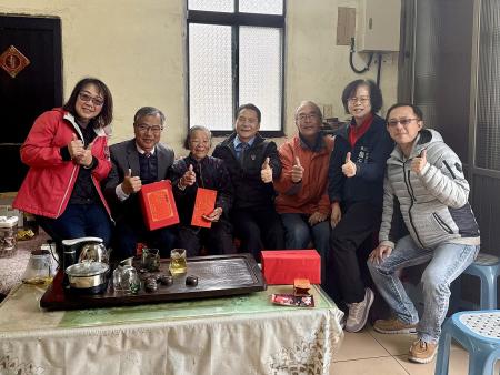 南竿鄉介壽村曹嬌燕女士歡慶94歲大壽，縣長王忠銘等人登門祝壽，同時關心生活近況，祝福她身體健康、福壽綿長。（圖／文：王致潔）