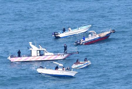 東引北固礁釣場，26日下午終於等到鱸魚大咬，數艘釣船把握半天好天氣，拚出上百斤大收穫。（圖／文：陳其敏）