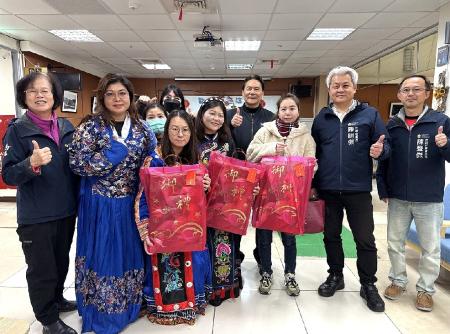 縣長王忠銘與代理秘書長陳明傑致贈剪髮設計師感謝禮品，感謝他們以精湛手藝投入公益，讓長輩能煥然一新過好年。（圖／文：王致潔）