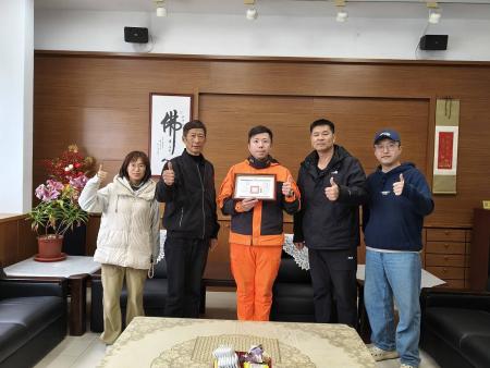 西莒青帆安檢所上尉副所長戴法顯榮調，鄉長陳樂禮特頒榮譽鄉民證，感謝他對莒光鄉的貢獻與付出。（圖／文：宋幸儒）