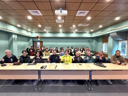 國際考古學者洪曉純與松村博文教授抵馬分享其研究成果，並針對亮島人遺骸進行採樣；縣長王忠銘肯定其對馬祖史前研究的投入。（圖／文：王致潔）