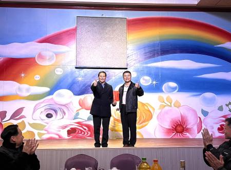 為感謝國軍守護地方安全的辛勞，縣府舉辦春節敬軍餐會，由縣長王忠銘致贈春節加菜金，向其表達崇高敬意與謝意。（圖／文：王致潔）