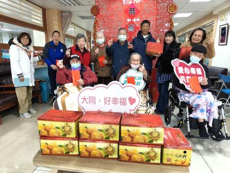 莒光鄉長陳樂禮偕同鄉代會主席史麗彬，28日前往南竿「大同之家」，探望莒光籍長者，並致送年節紅包及水果禮盒，提前向長輩們拜早年。（圖／文：宋幸儒、莒光鄉公所）