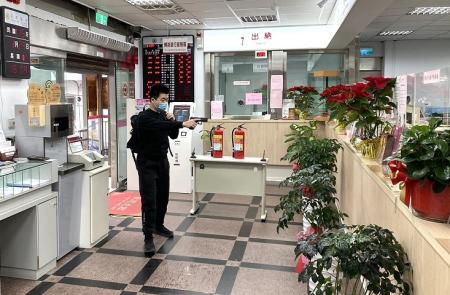 南竿警察所於臺銀馬祖分行辦理防搶演練，透過警銀聯合實兵模擬，強化臨危處置能力。（圖：連江縣警察局）